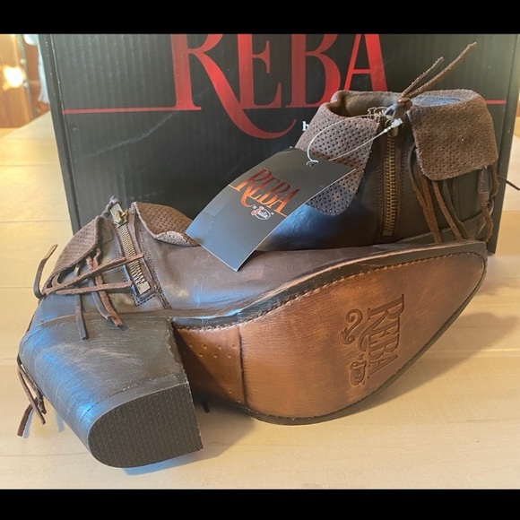 Justin Boots
"Reba" booties
$140 Size: 8 Justin Boots
(NWT
Justin
"HOPE" booties - Picture 5 of 5